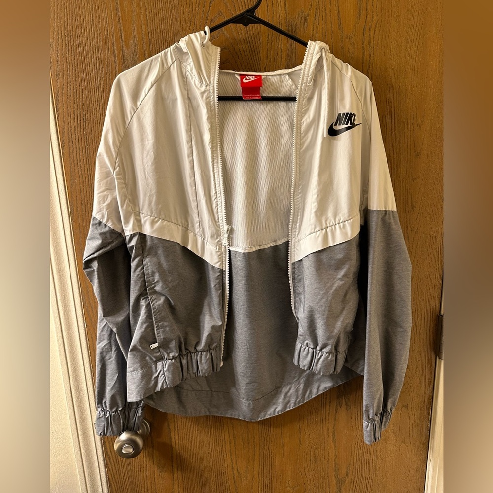 Barely worn windbreaker from NIKE!!